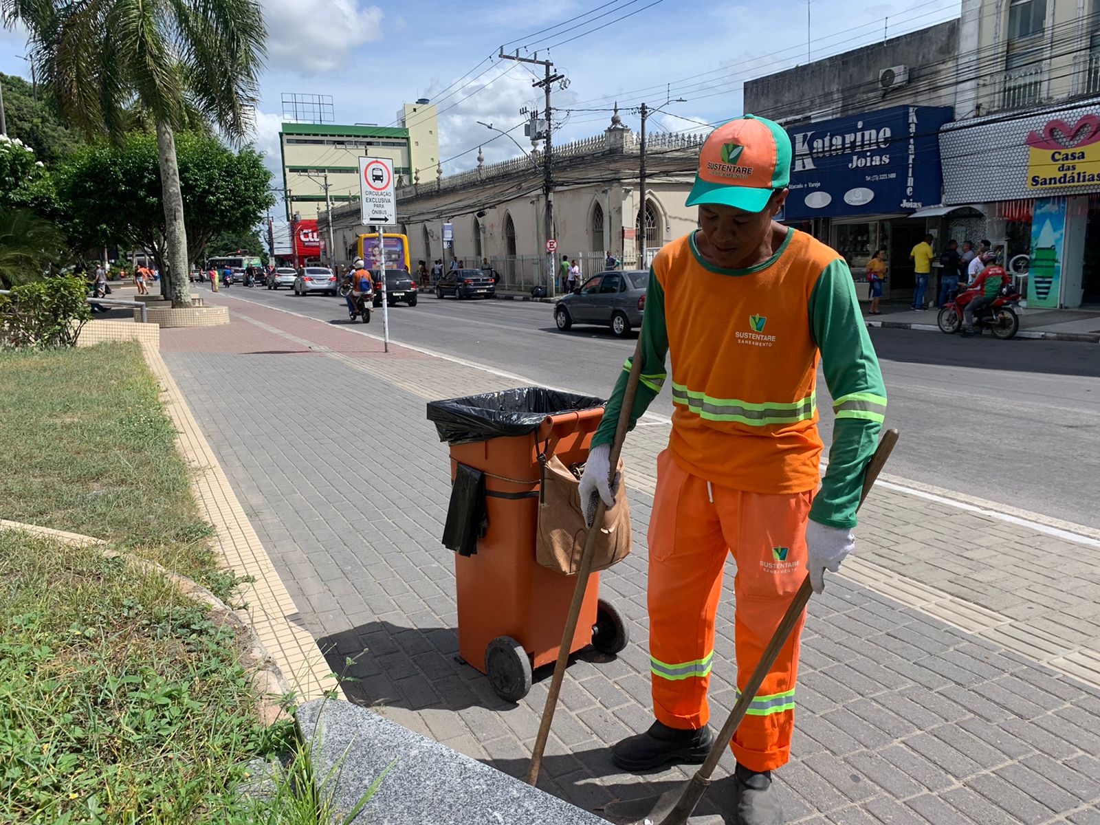 Dia do Gari: conheça Edna, profissional de limpeza que sonha em conquistar a casa própria