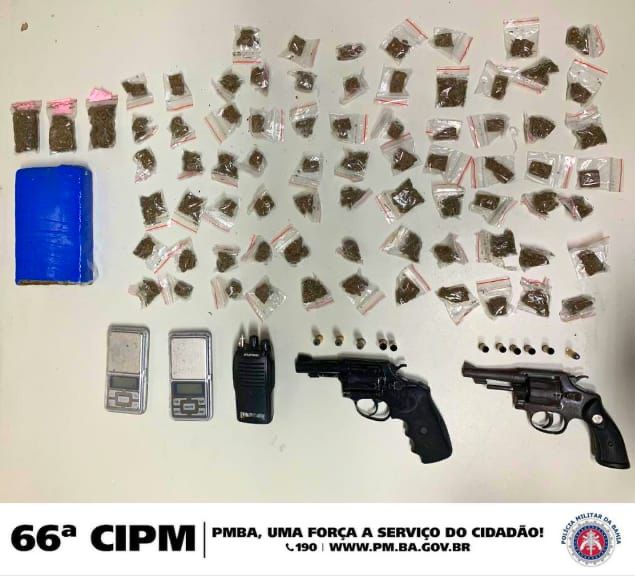 66ª CIPM aprende duas armas e porções de entorpecentes no bairro Queimadinha