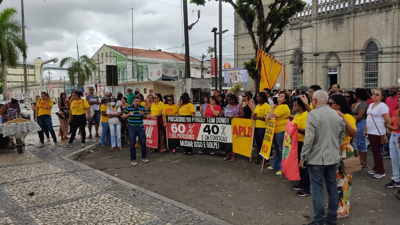 APLB realiza manifestação para cobrar respostas sobre o reajuste salarial dos servidores