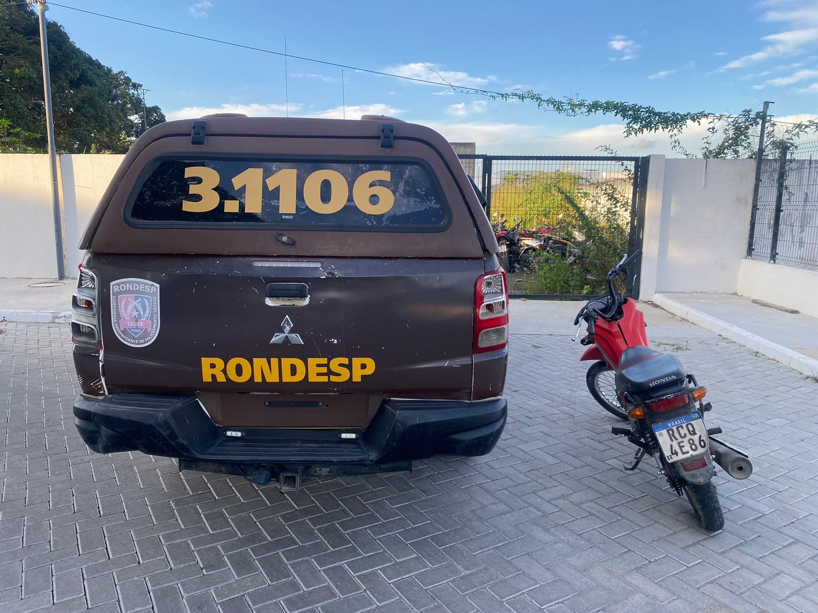 Rondesp Leste captura suspeitos com moto roubada e simulacro