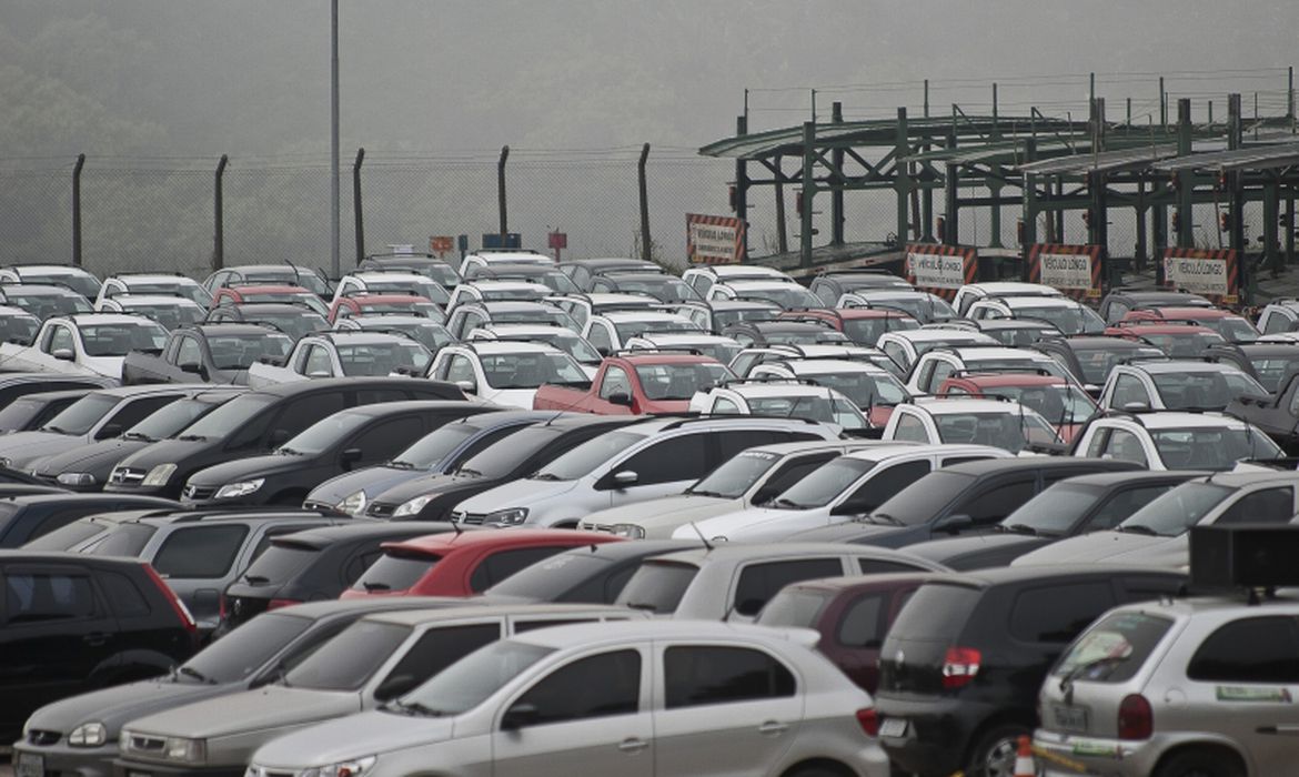 Especialistas avaliam medidas que visam reduzir preço do carro popular