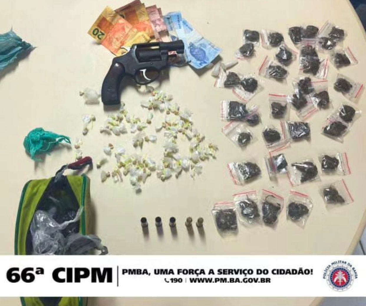Polícia aprende arma de fogo e drogas no bairro Queimadinha
