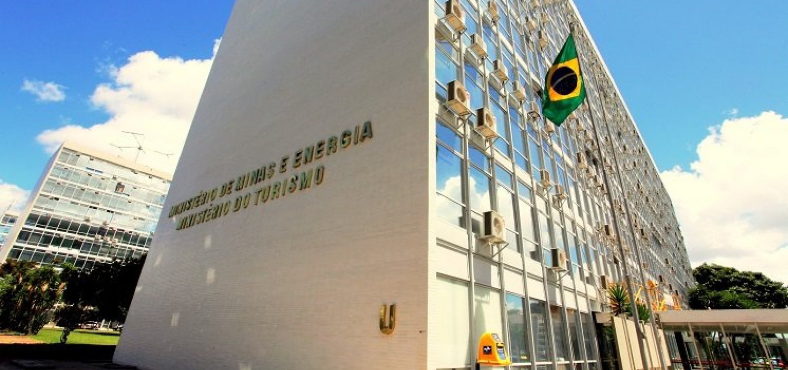 Centrão disputa comando do Ministério de Turismo e Embratur