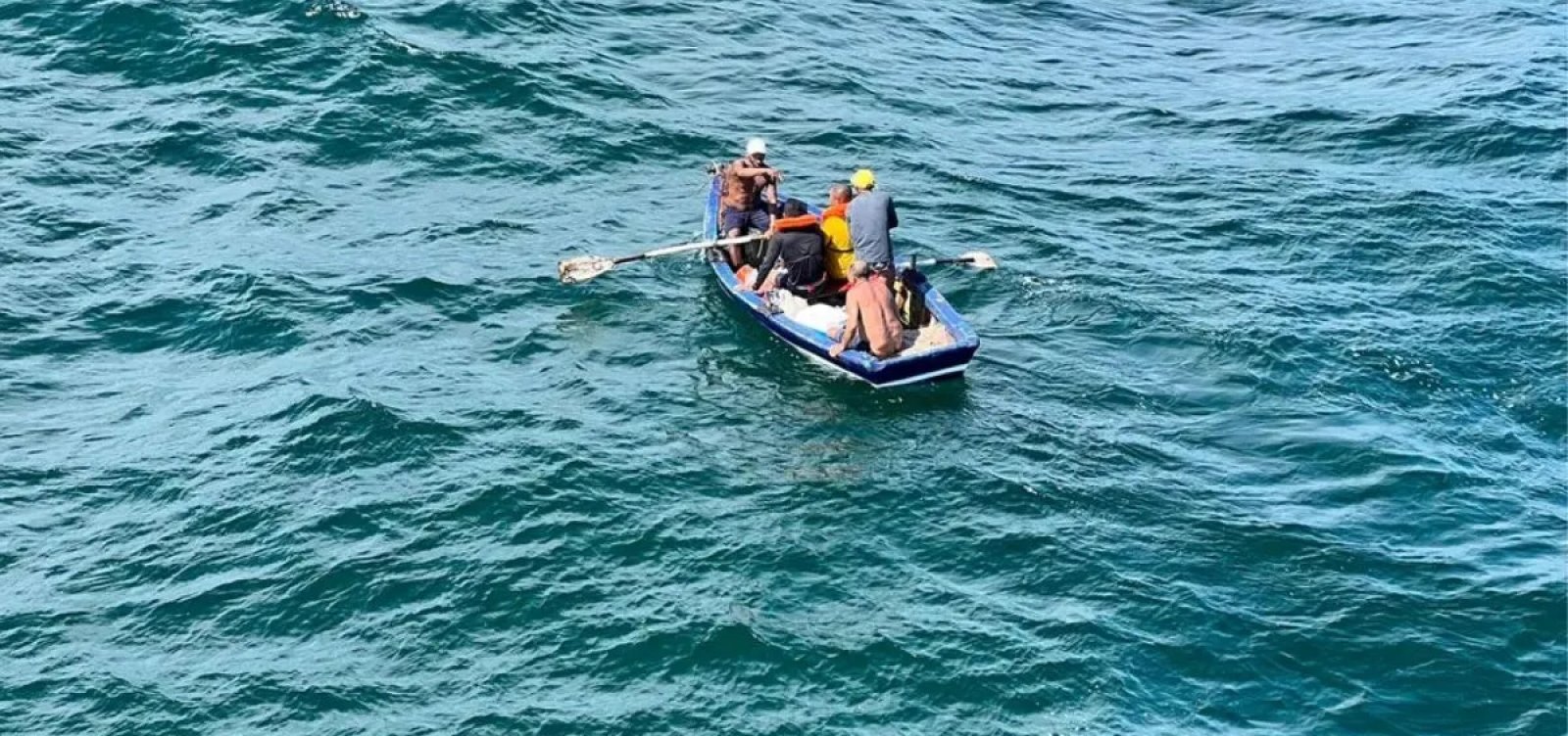 Três pessoas são resgatadas após naufrágio no Farol da Barra