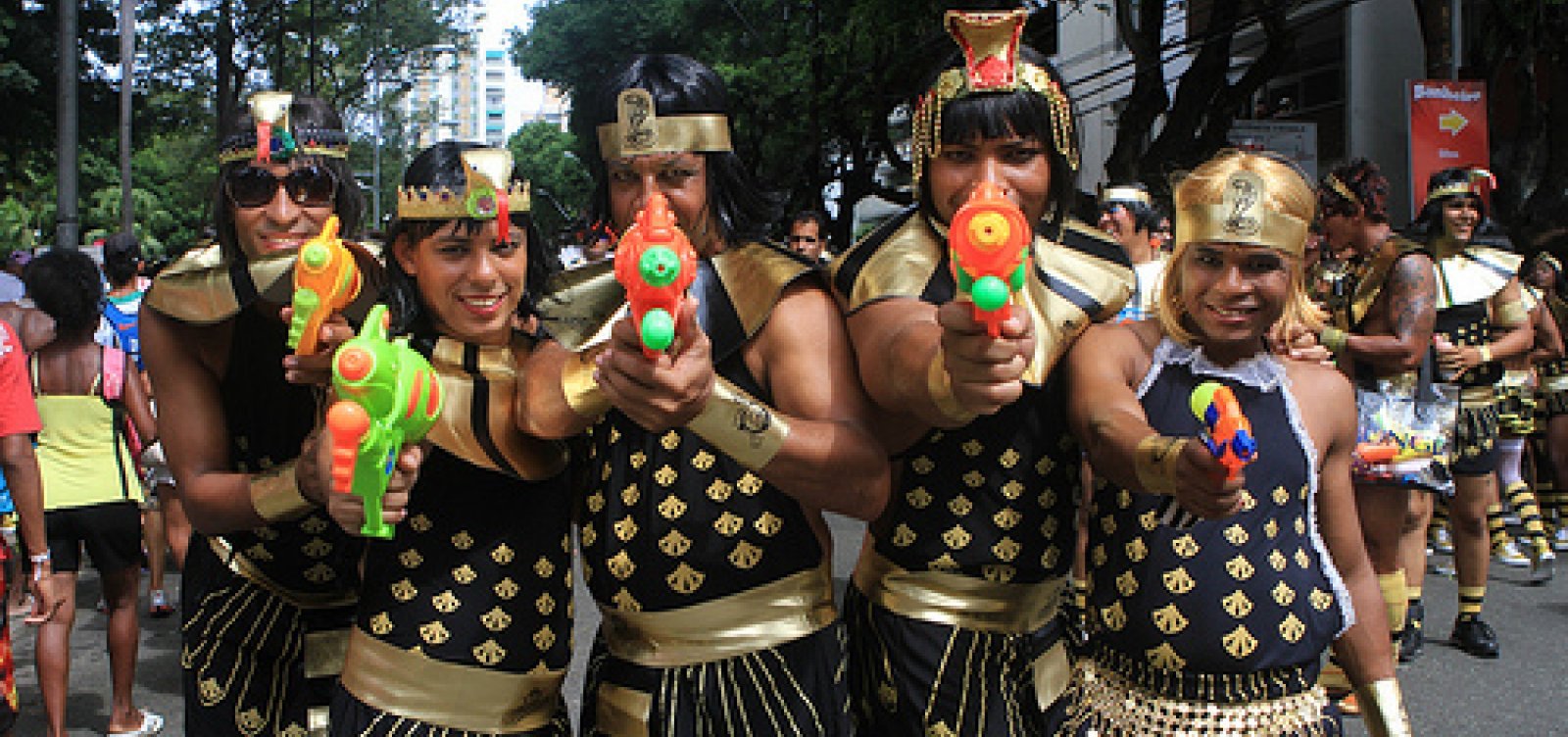 Jerônimo sanciona lei que proíbe uso de pistolas de água no carnaval 