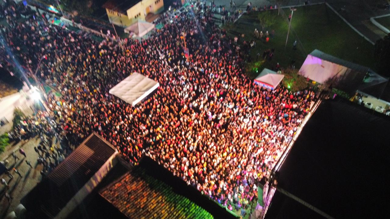 Thiago Aquino leva multidão ao delírio na abertura do São João  em Tanquinho
