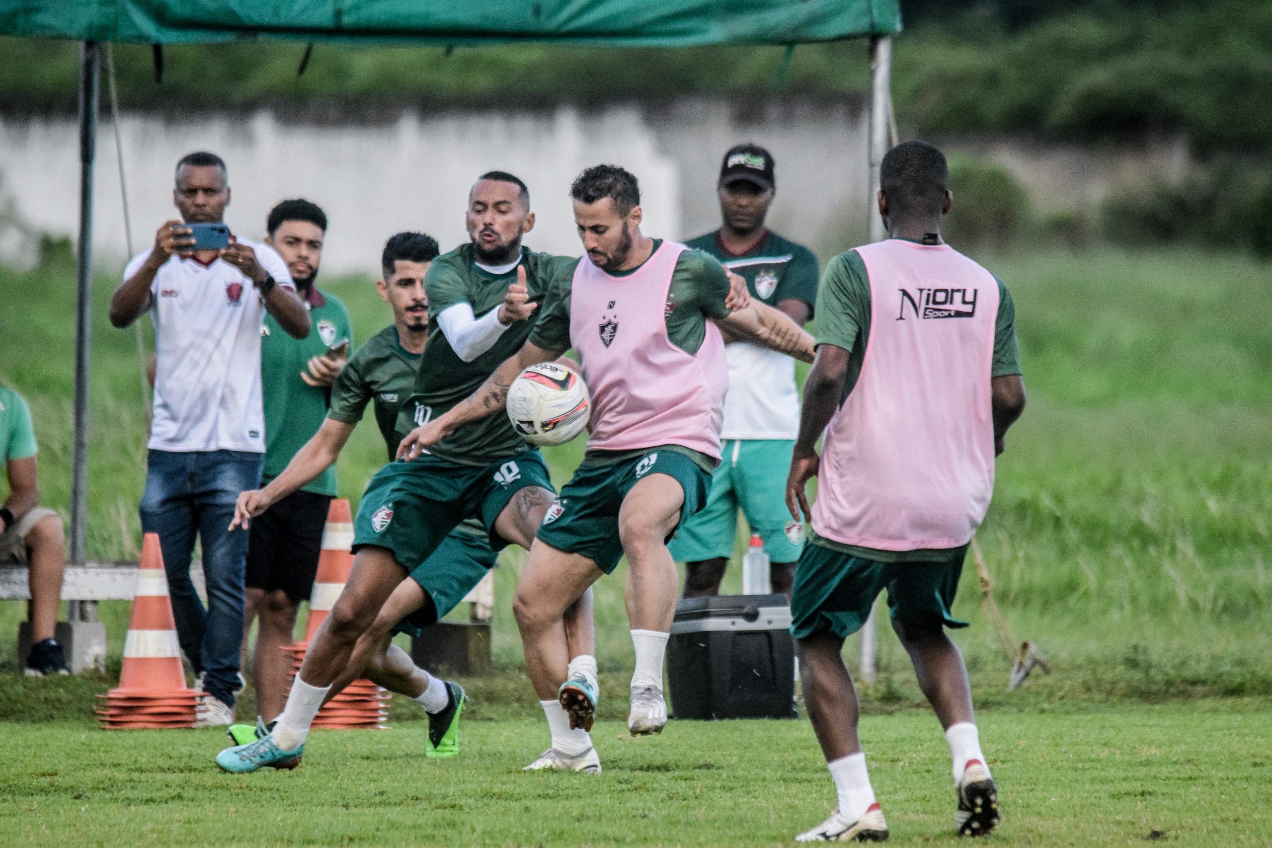 Em meio aos festejos juninos, elenco do Fluminense segue trabalhando forte 