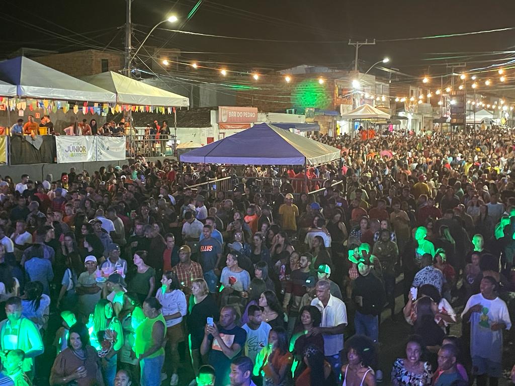 Santa Bárbara: Praça lotada na primeira noite do ‘Arraiá da Terra Santa’