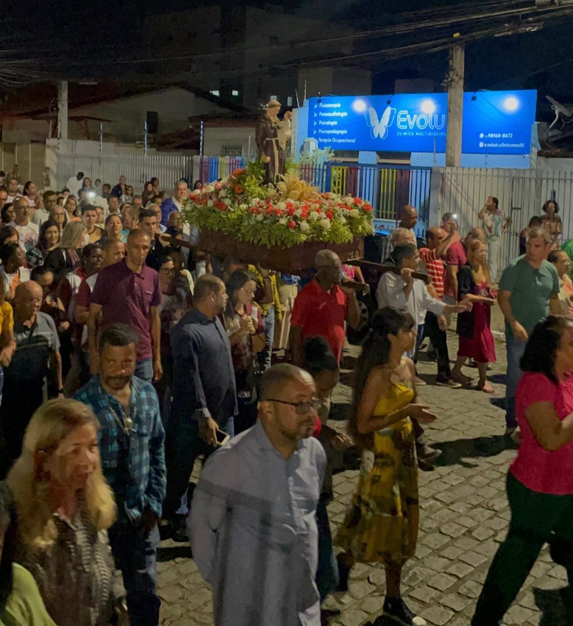 Celebração do Dia de Santo Antônio com grande participação de devotos em Feira