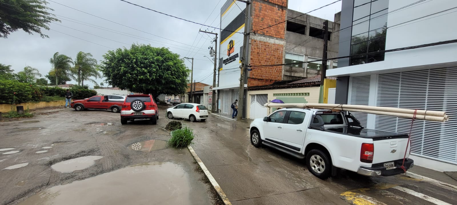 Moradores denunciam rua intrafegável no bairro Feira VII