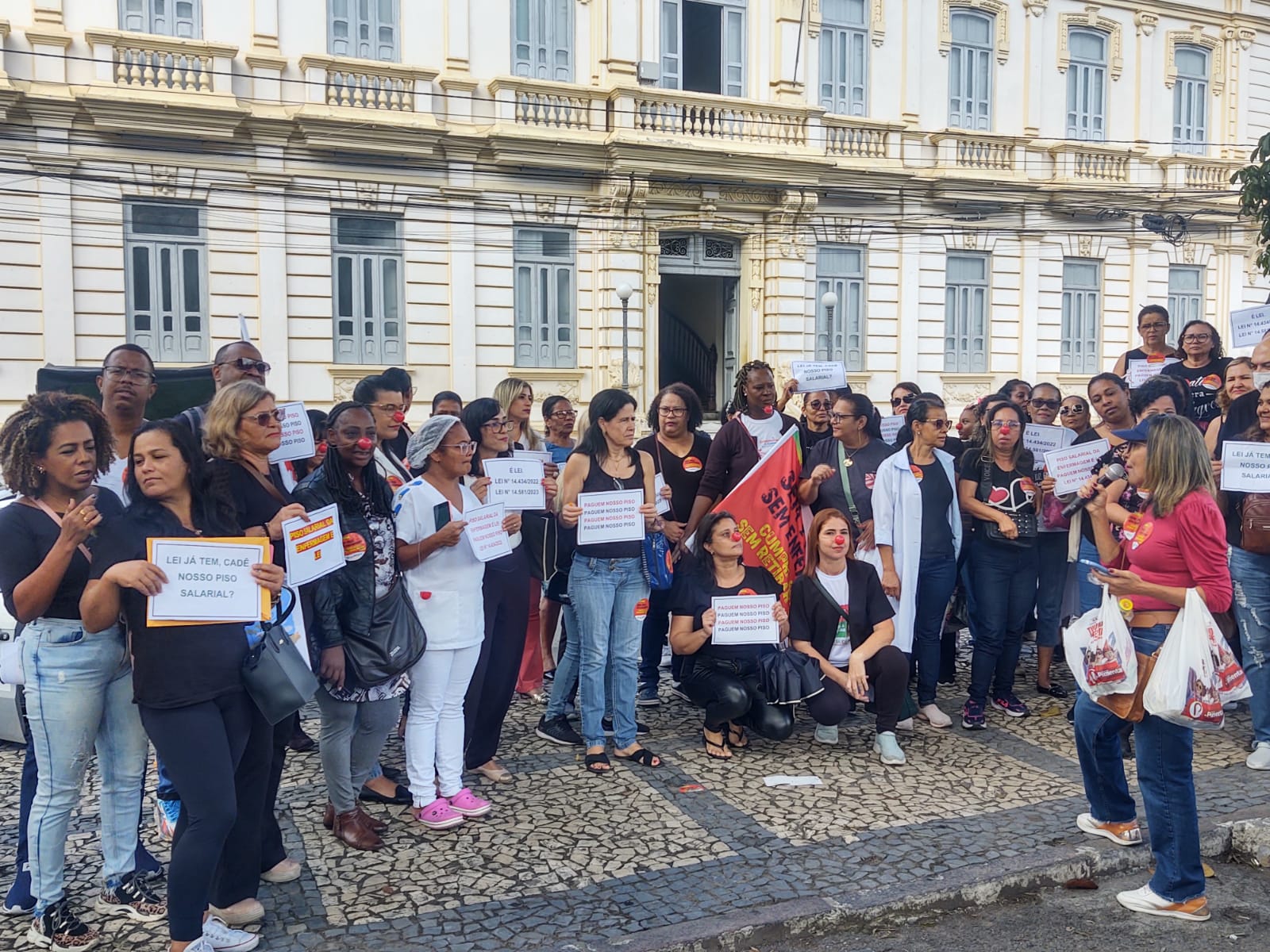 Em frente a Prefeitura, enfermeiros protestam por atraso de pagamento