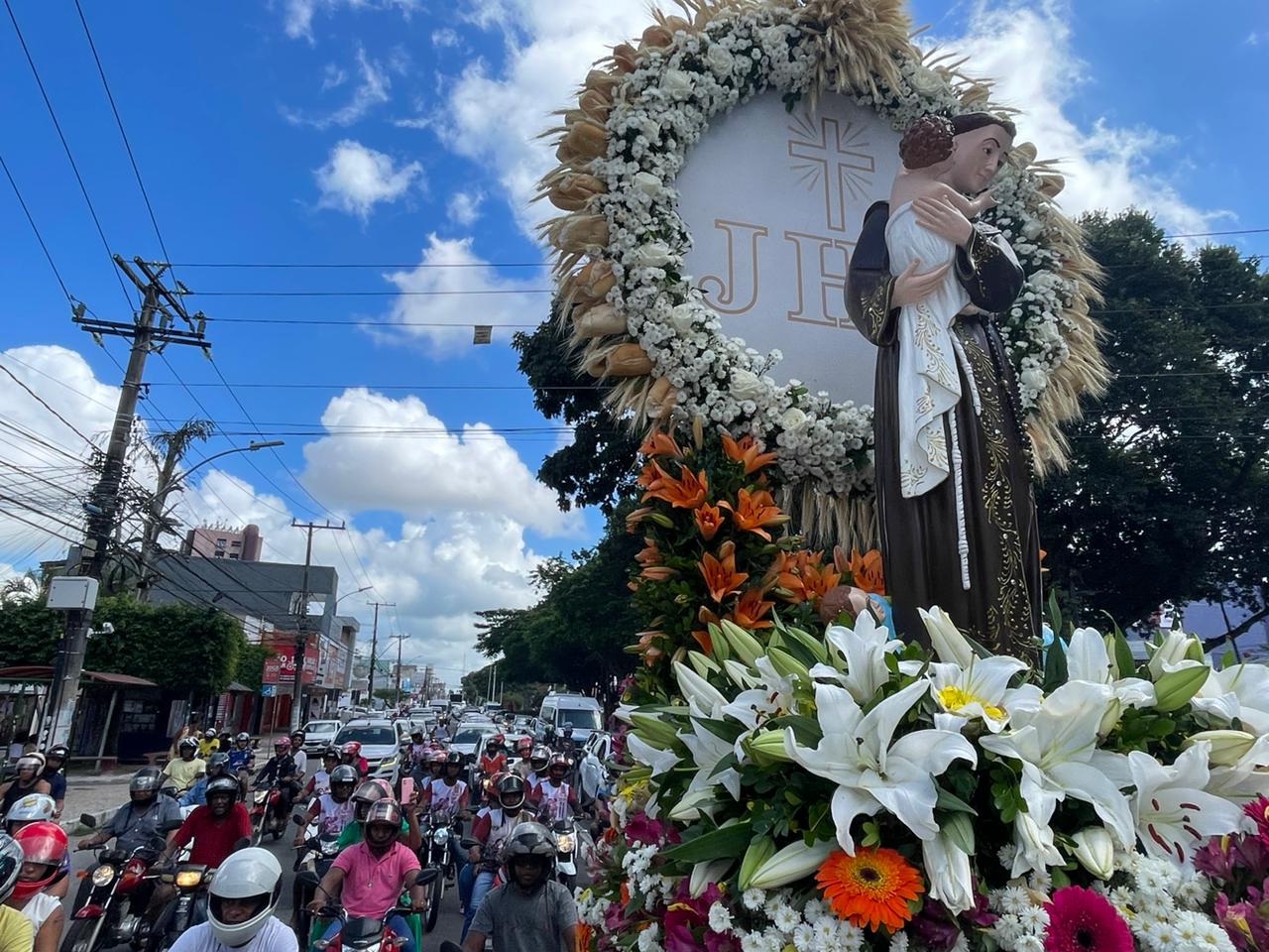 Milhares de fiéis participam da festa de Santo Antônio em Feira de Santana