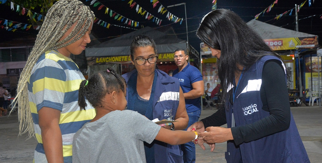 Conselho Tutelar e Sedesco distribuem pulseiras de identificação a crianças no São Pedro