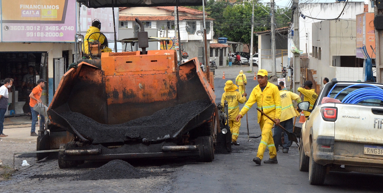 Asfaltamento da rua Jacuí é iniciado no bairro Pedra do Descanso