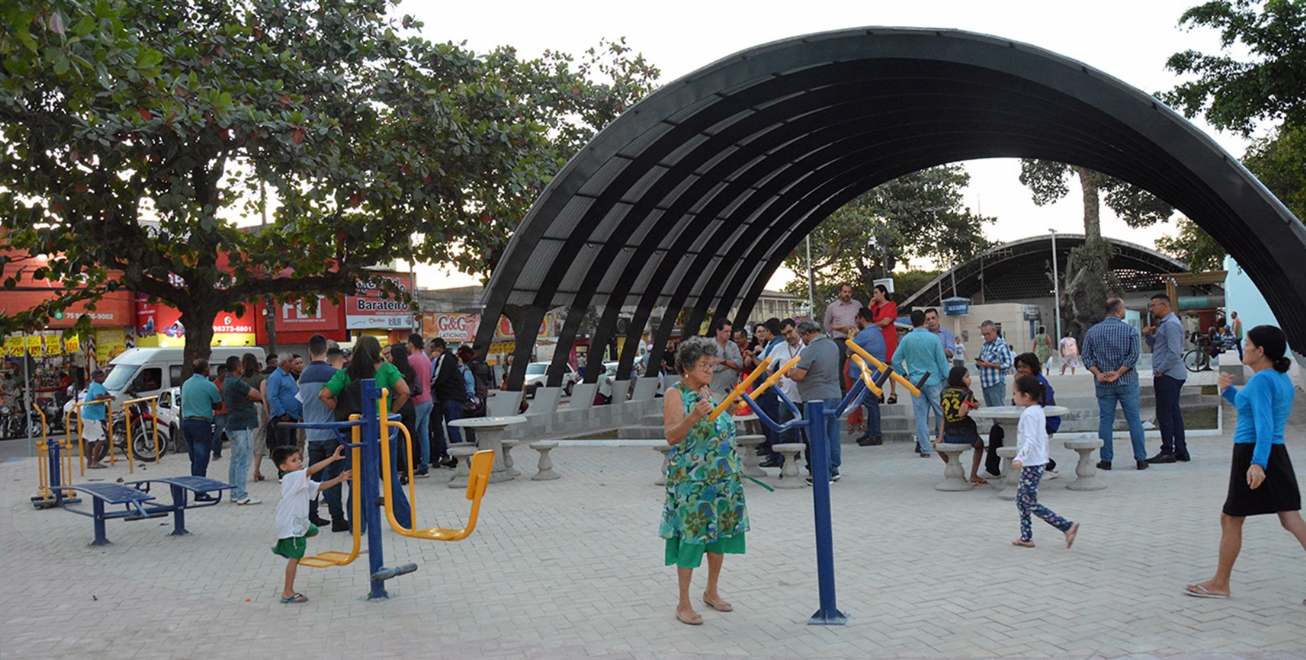 Prefeitura inaugura primeira etapa da reforma da praça Macário Barreto e feira livre do Tomba