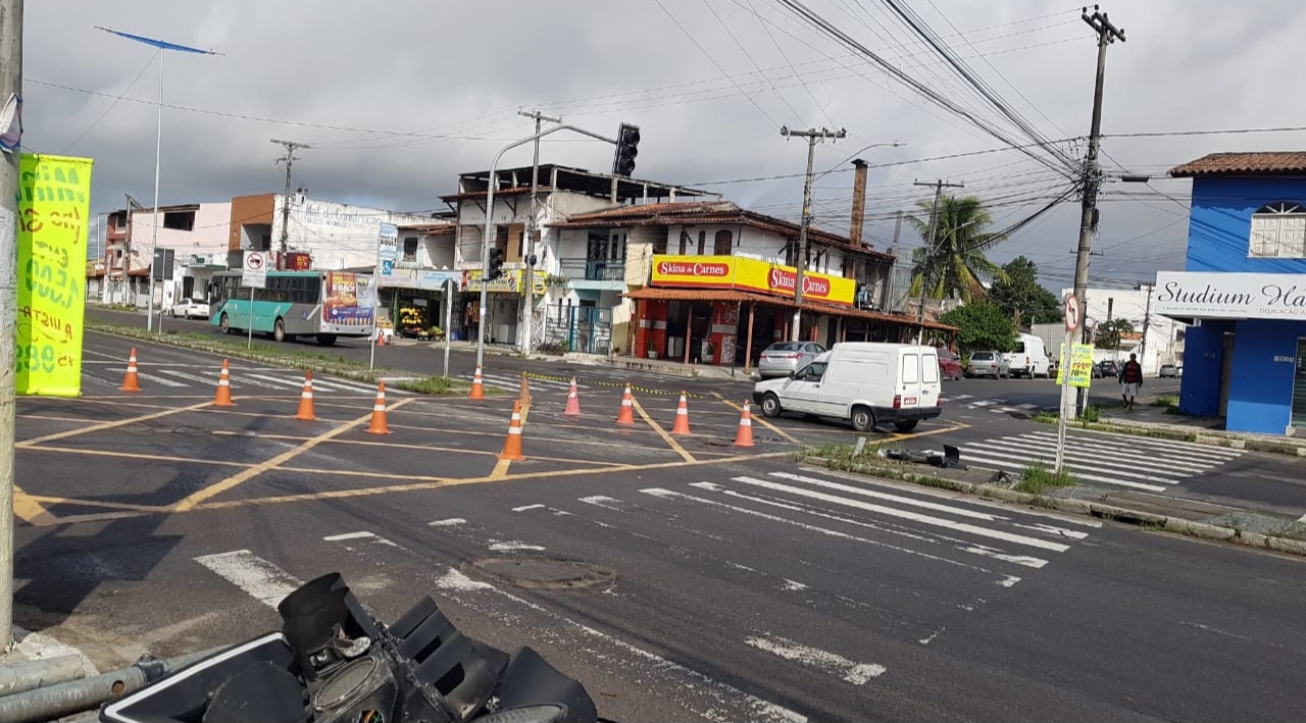 Cruzamento entre Av. João Durval Carneiro e rua João Mangabeira é interditado temporariamente