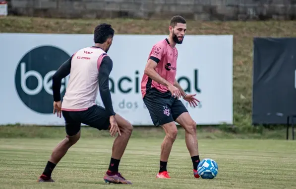 Vitória treina em dois turnos de olho no Vila Nova 