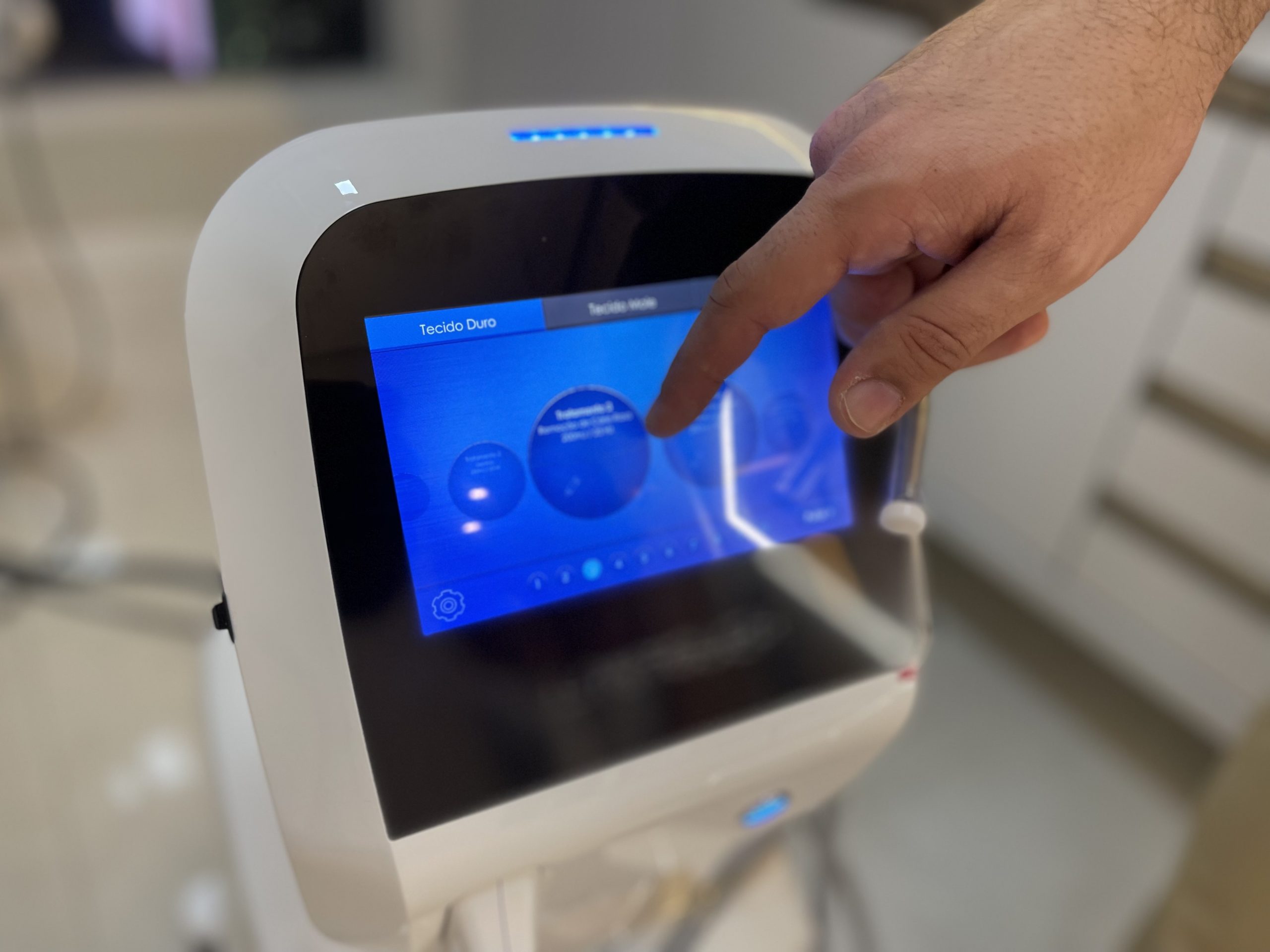 Em Feira, clínica de odontologia inaugura equipamento para tratamento a laser