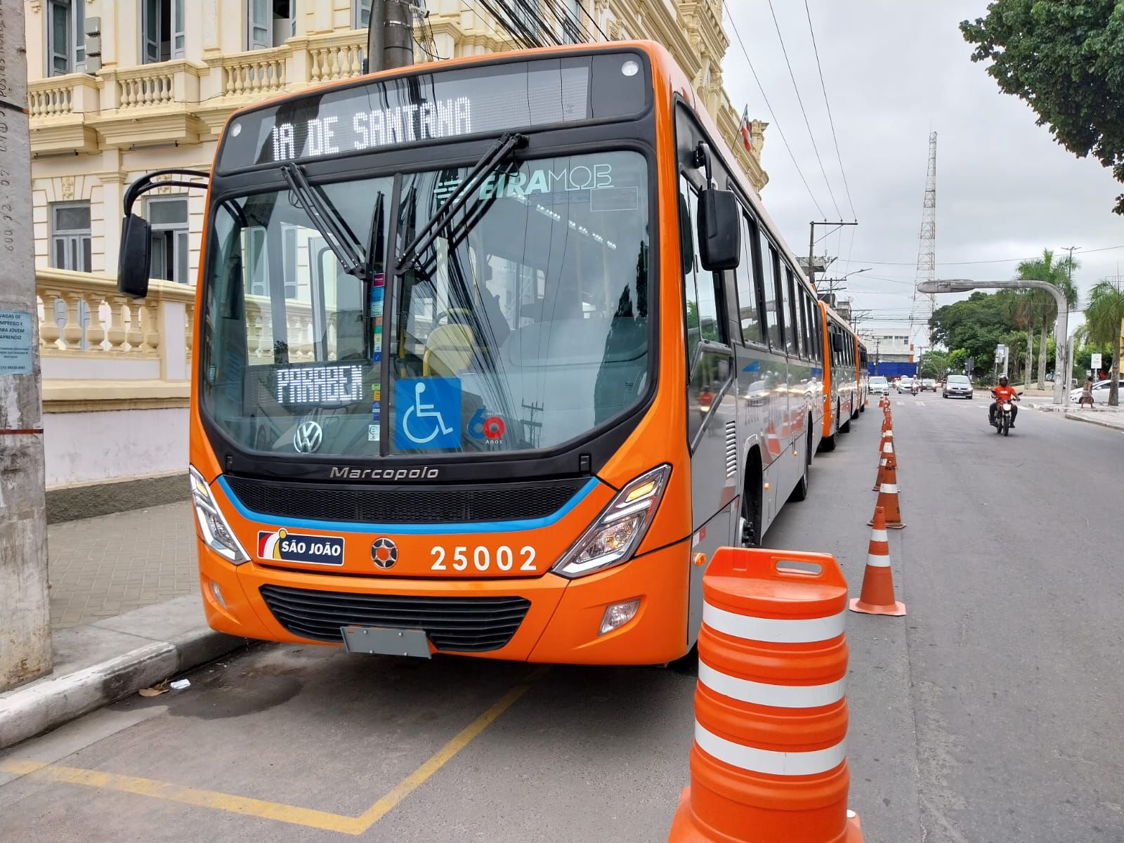 Frota de transporte público de Feira recebe cinco ônibus novos