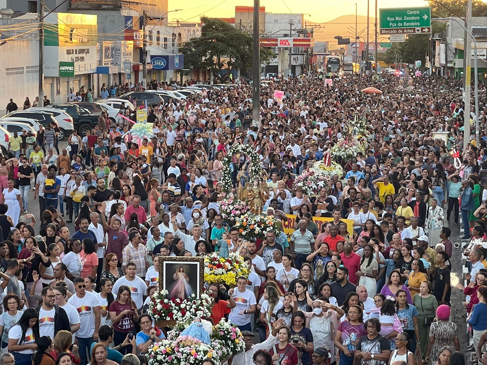 Procissão em homenagem à Sant’Ana reúne centenas de devotos nas ruas de Feira