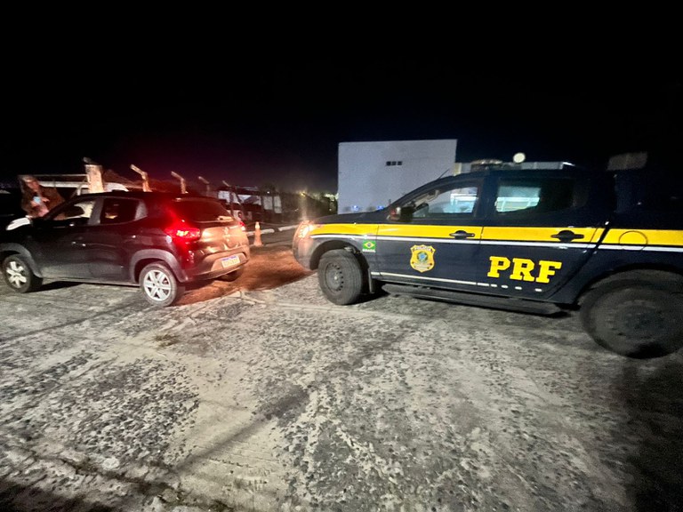 PRF recupera veículo roubado e prende dois homens