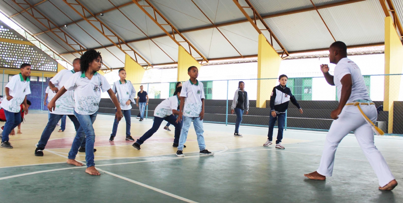 Estudantes de escola municipal têm a capoeira inserida no quadro curricular