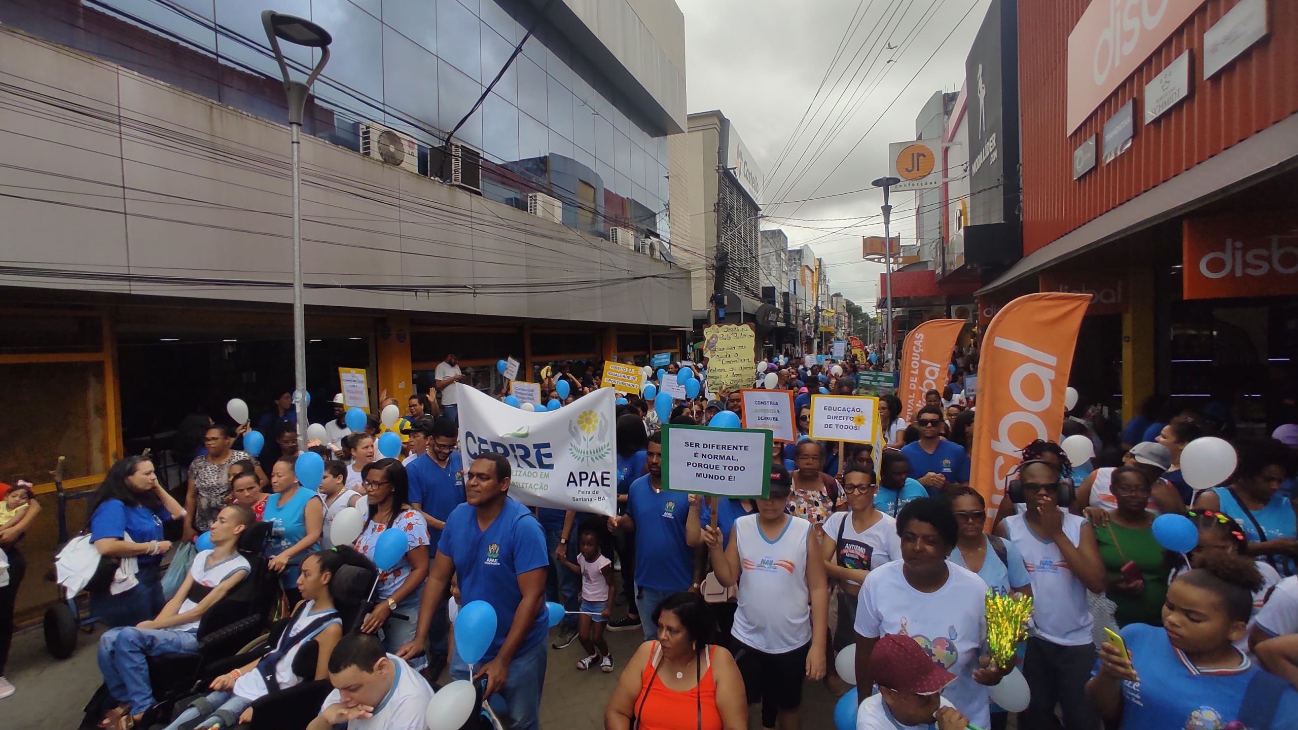 APAE Feira realiza caminhada pelos direitos de pessoas com deficiência intelectual e múltipla