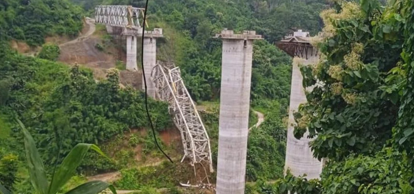 Ponte ferroviária em construção desaba na Índia e mata 26 trabalhadores