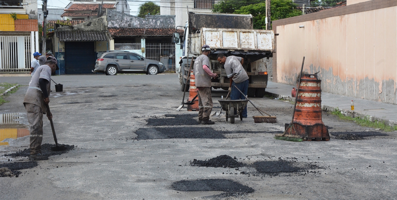 Prefeitura conclui reparos e tapa-buracos em vias de Feira de Santana