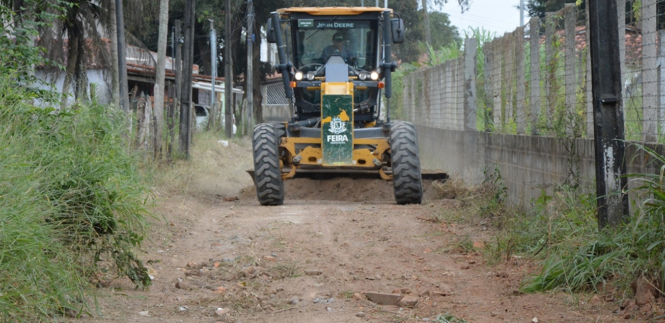 Prefeitura avança com patrolamento em estradas da zona rural