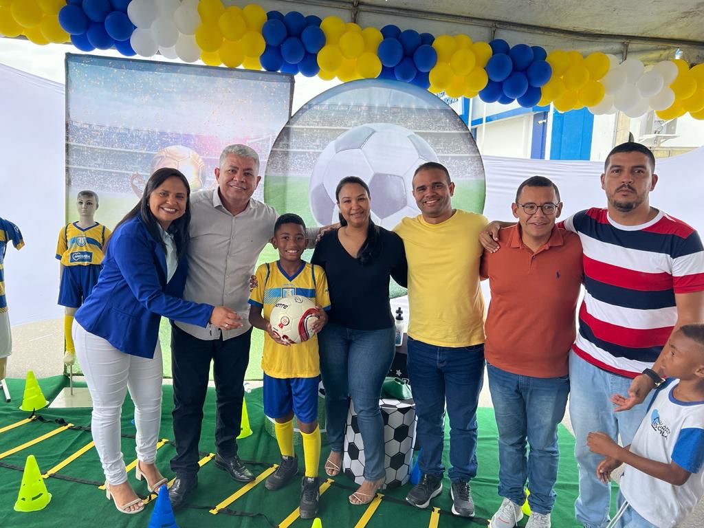 Escolinha de Futebol de Anguera recebe apoio da Prefeitura com entrega de uniformes e materiais esportivos