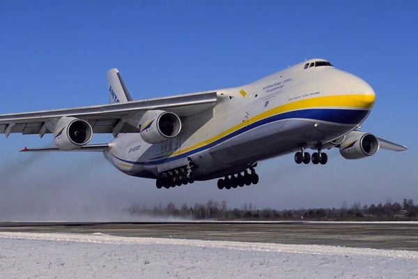 Maior avião de carga do mundo chega à Bahia 