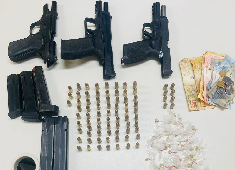Polícia Militar apreende armas e drogas em dois bairros de Feira de Santana 