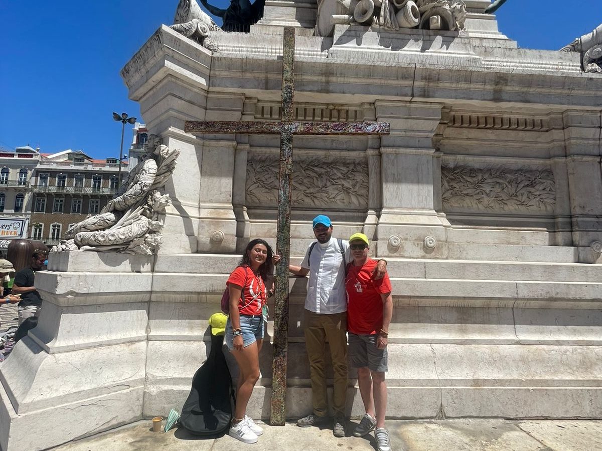 Jovens colombianos carregam cruz durante Jornada Mundial da Juventude