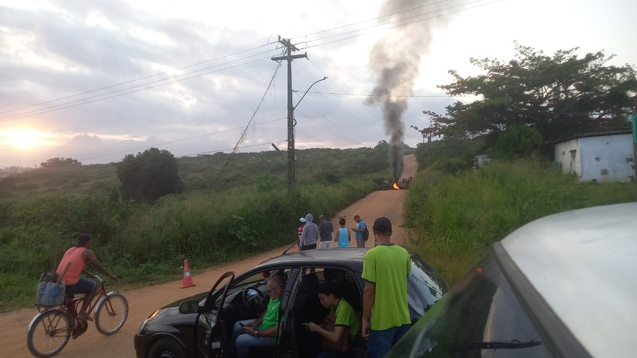 Em Humildes, moradores manifestam por melhores condições nas estradas locais