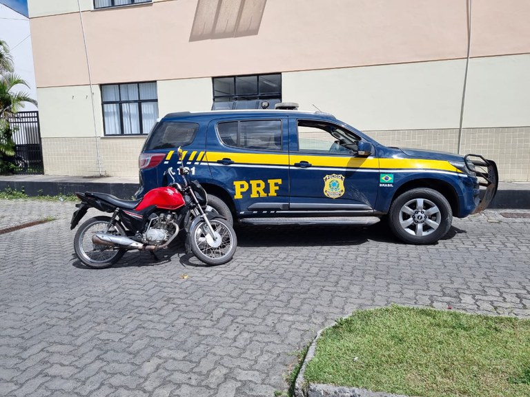 PRF prende suspeito de roubo de moto em Feira de Santana