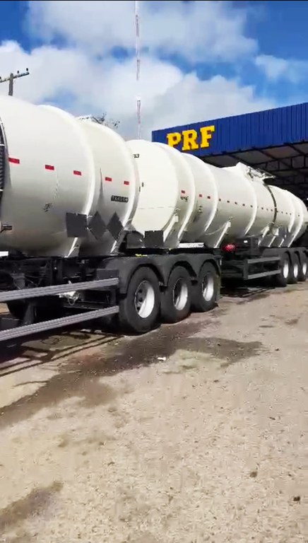 PRF socorre motorista de caminhão-tanque na BR 116 em Feira de Santana (BA)