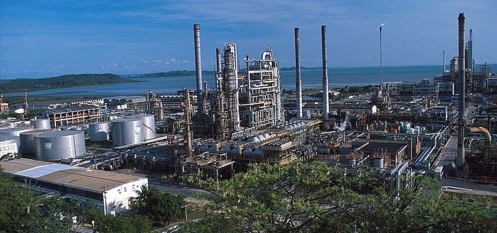 Ministro defende que Petrobras recompre refinaria na Bahia