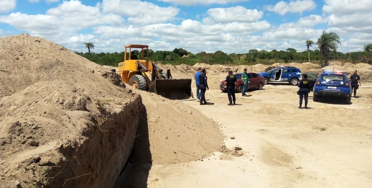 Semmam e Guarda Municipal apreendem veículo utilizado em extração ilegal de areia