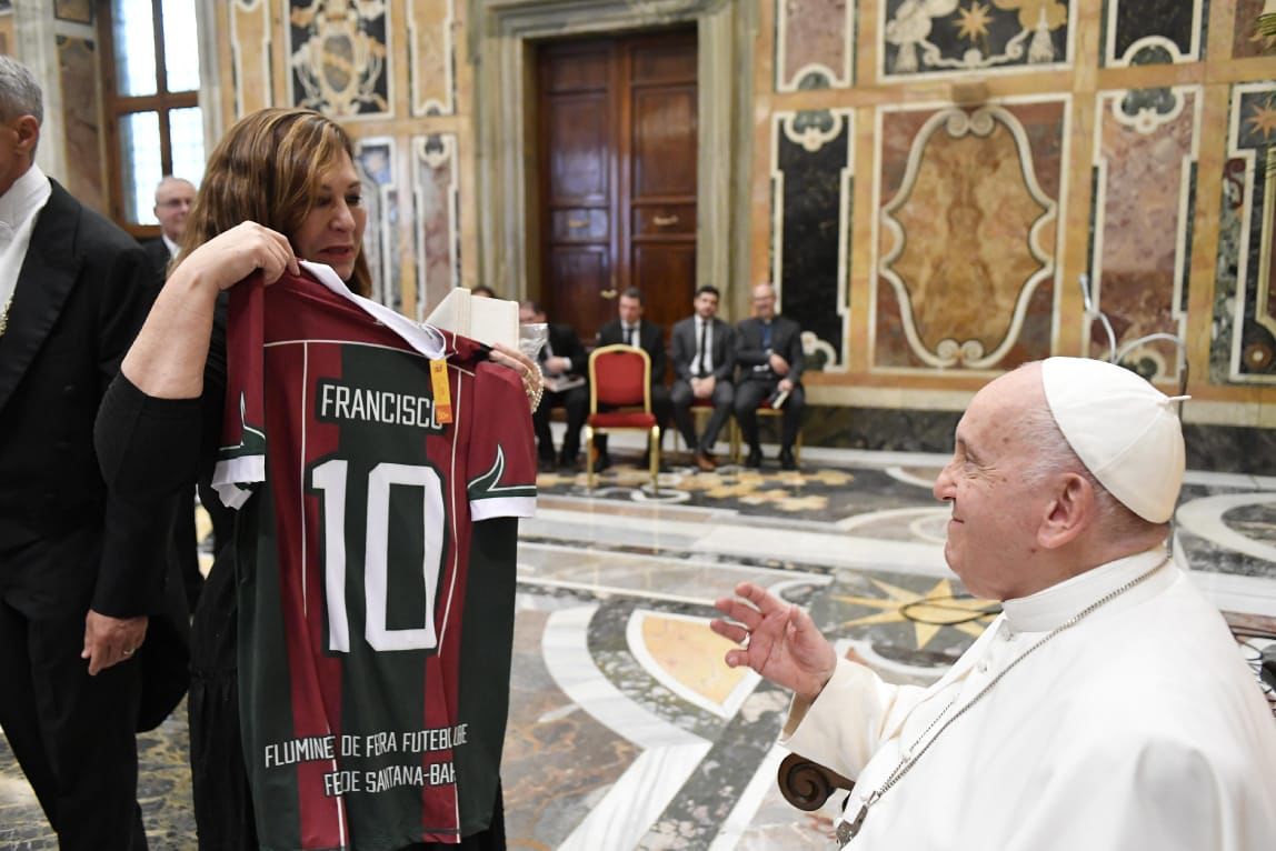 Papa Francisco ganha camisa do Fluminense de Feira