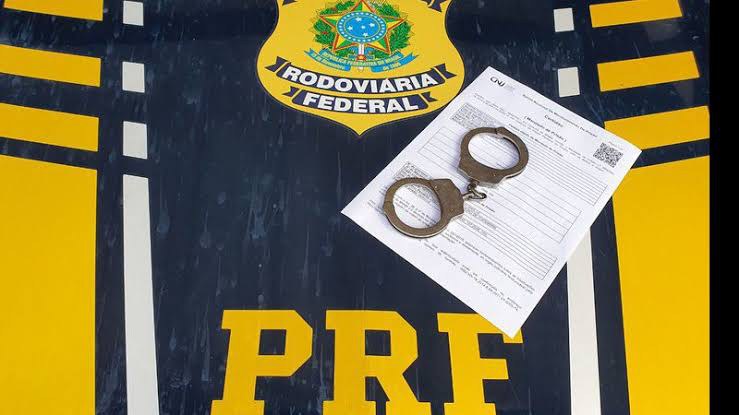 PRF cumpre mandado de prisão por porte ilegal de arma de fogo em Feira de Santana