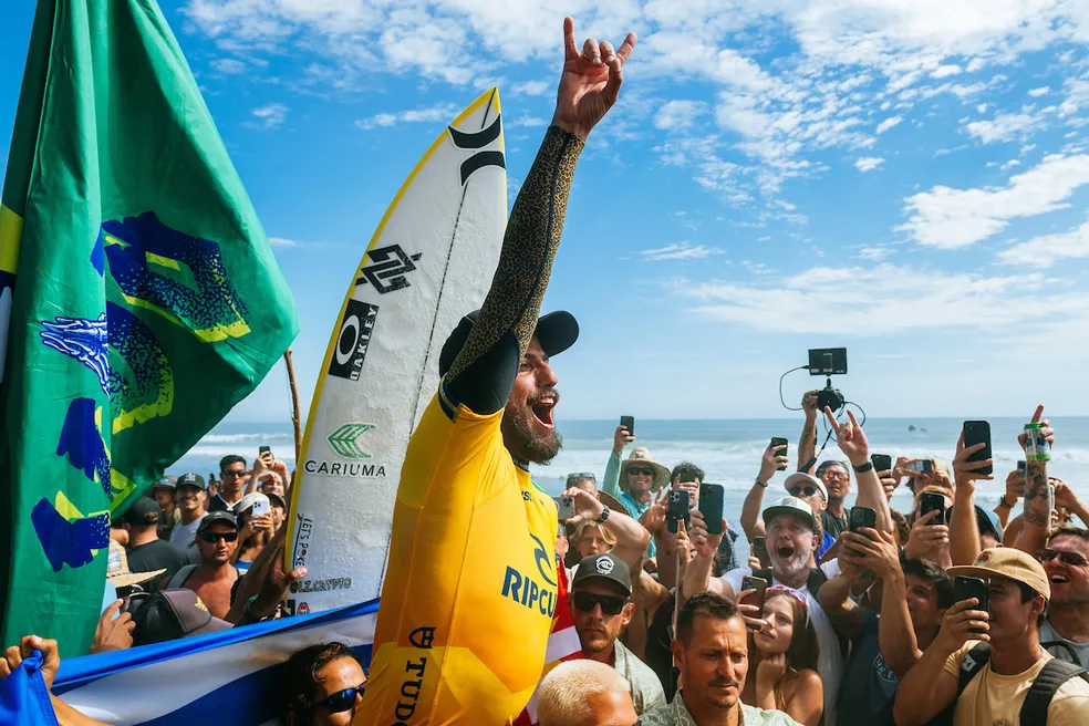 Surfe: Filipe Toledo é bicampeão mundial e mantém hegemonia do Brasil