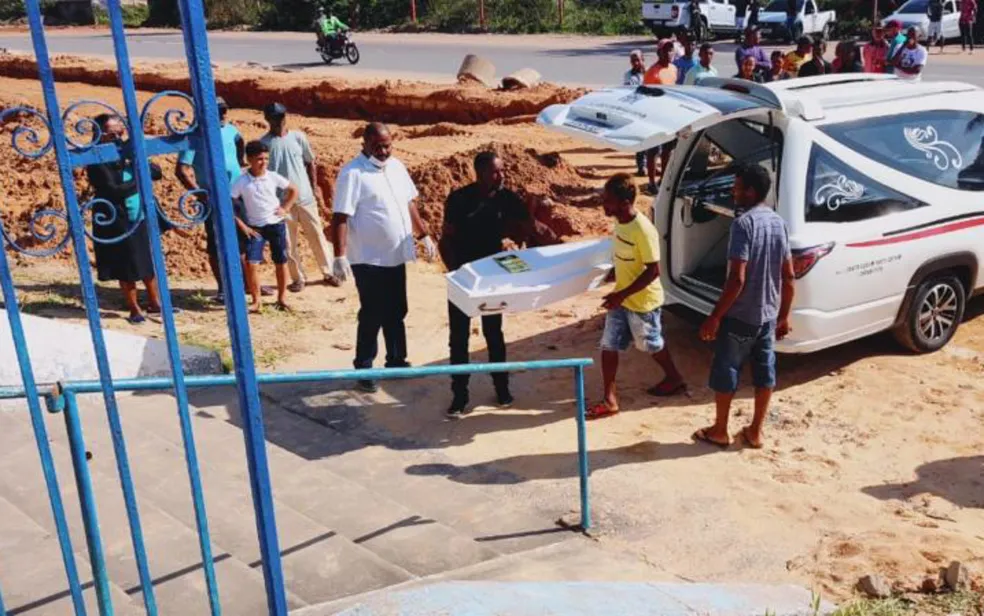 Chacina com nove mortos na Bahia: corpos de três vítimas são sepultados no interior do estado