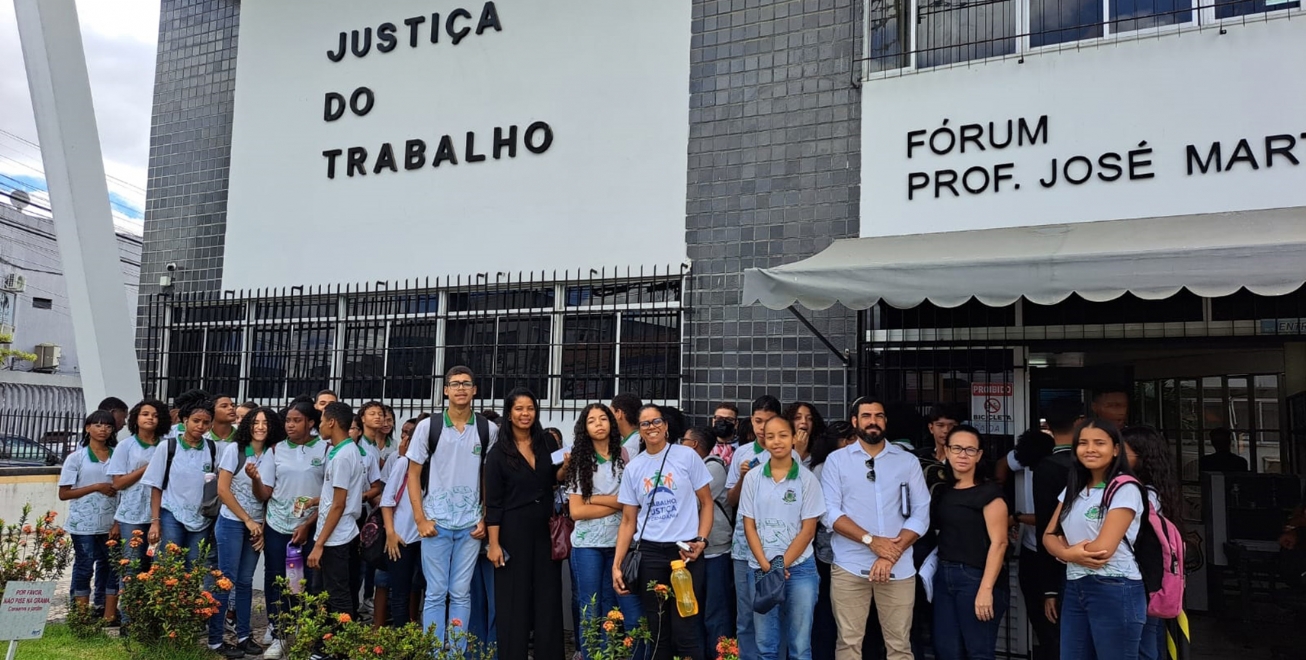 Estudantes de escolas municipais visitam a Justiça do Trabalho e participam de audiências