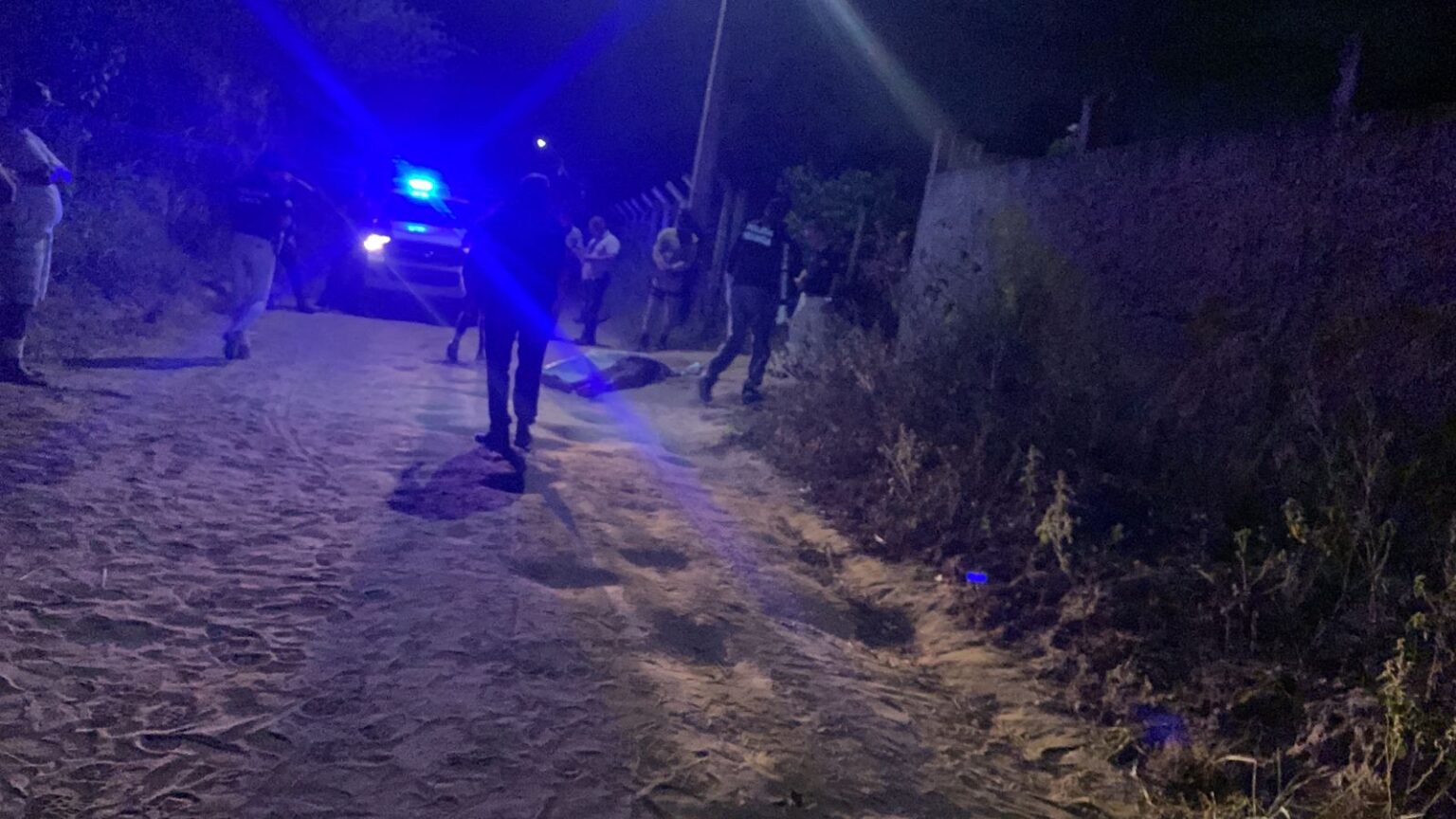 Polícia realiza levantamento cadavérico de homem assasinado em Humildes 
