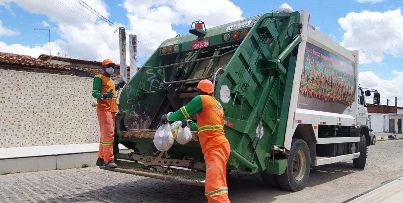 Prefeitura deve explicar aditivos em contratos de coleta de lixo e transporte escolar