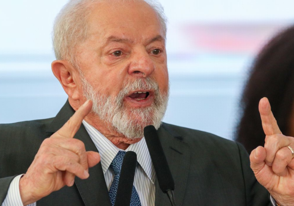 Aprovação do governo Lula oscila para baixo, aponta pesquisa
