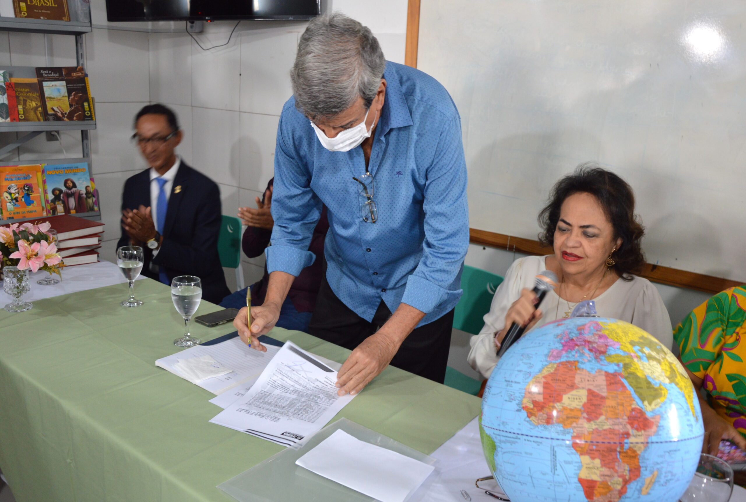 Convênio de parceria para reforma em escola municipal é assinado entre a Prefeitura e Centro Evangélico 