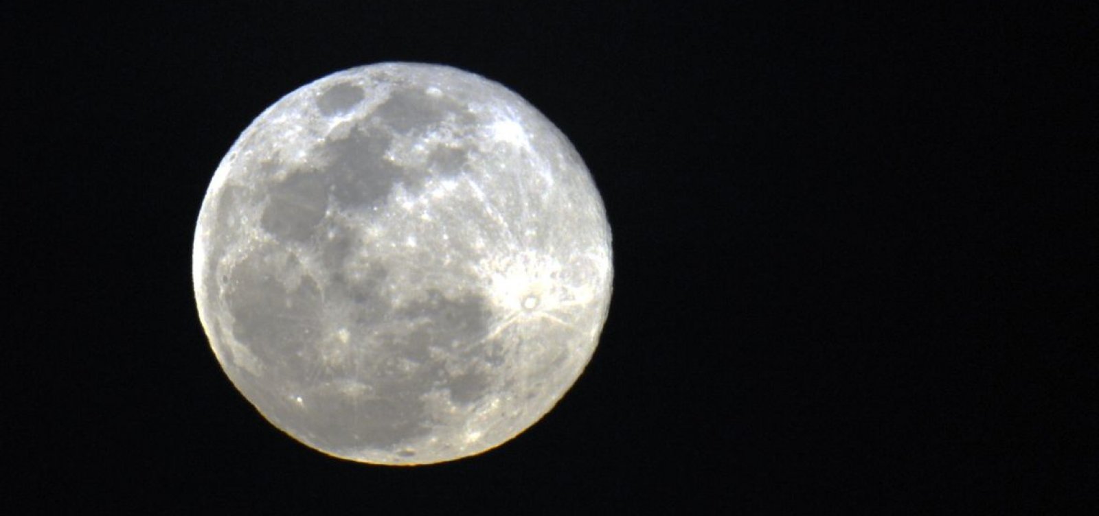 Eclipse parcial da Lua acontece hoje e poderá ser visto pelo Youtube 