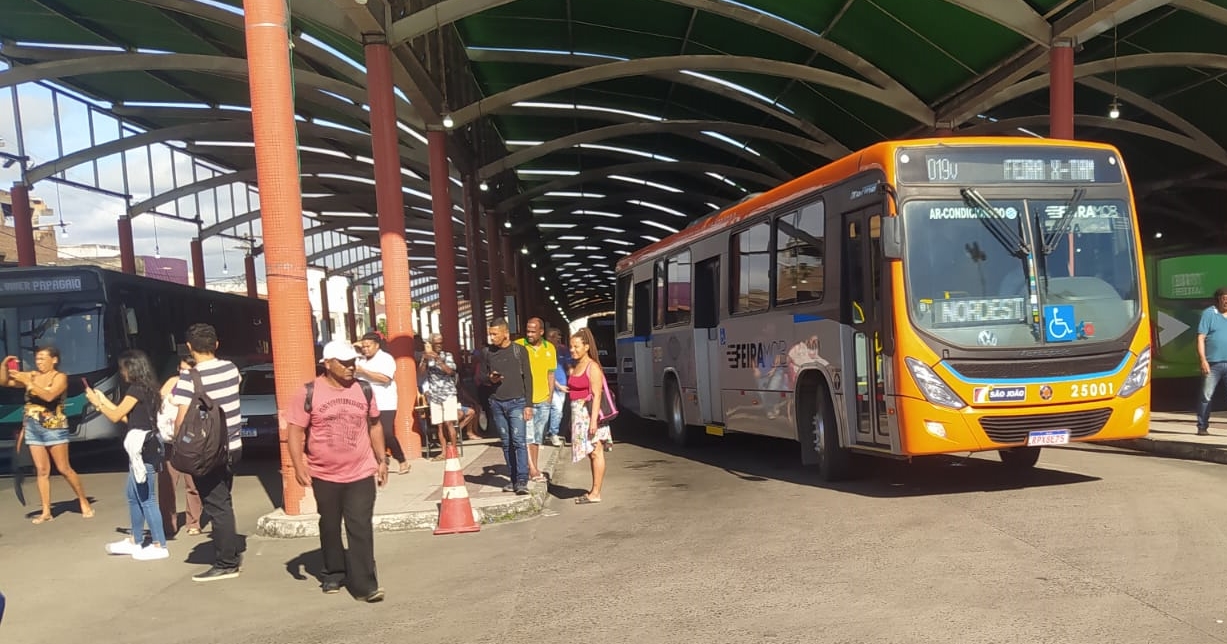 Passageiros protestam por melhorias no transporte público em Feira de Santana